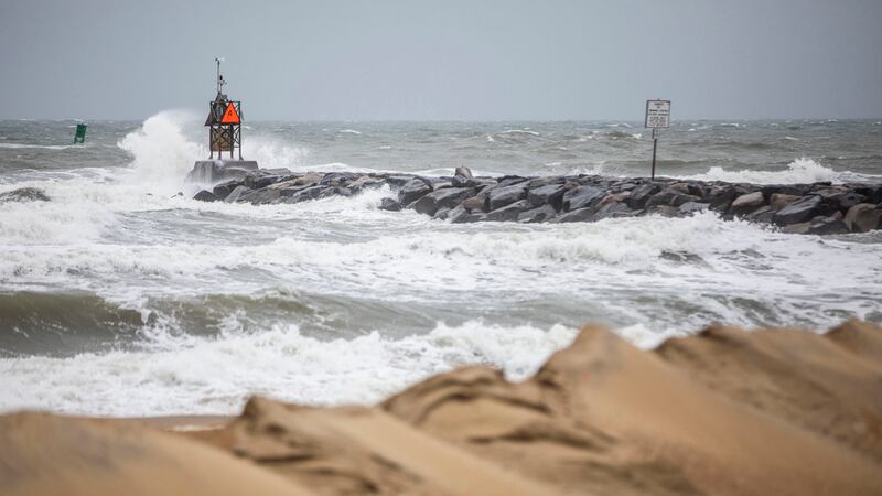 El oleaje azota la costa en Rudee Inlet, en Virginia Beach, Virginia, el 22 de septiembre de...