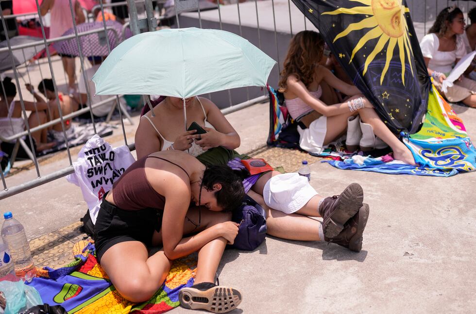 Fans de Taylor Swift esperan a que se abran las puertas del estadio olímpico Nilton Santos...