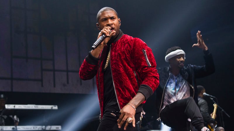 ARCHIVO - Usher durante un concierto en la arena Barclays Center en Nueva York, el 27 de...